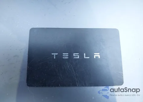 2024 Tesla Model Y Long Range Dual Motor All-Wheel Drive z USA, uszkodzony, nr VIN 7SAYGAEE1RF048102